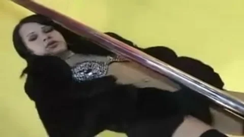 yummy Fernanda Barros Gives Cleavage